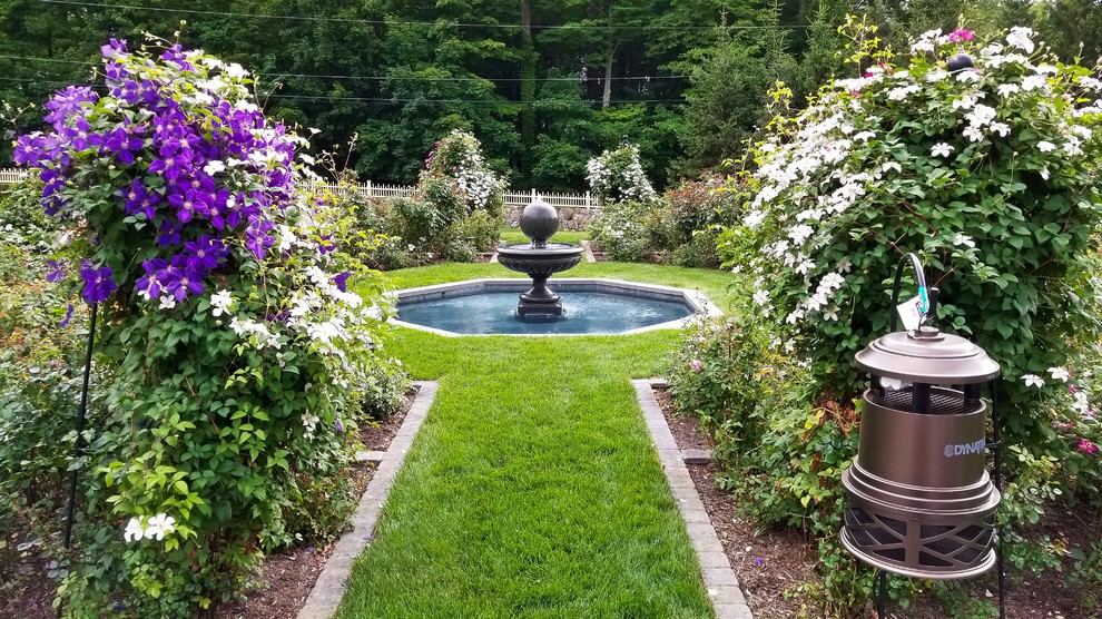 На фото: большой солнечный участок и сад на переднем дворе в классическом стиле с хорошей освещенностью с
