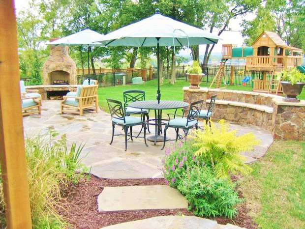 Идея дизайна: солнечный участок и сад среднего размера на заднем дворе в классическом стиле с местом для костра, хорошей освещенностью и покрытием из каменной брусчатки