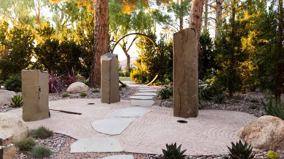 Esempio di un piccolo giardino xeriscape etnico in ombra nel cortile laterale con un ingresso o sentiero e ghiaia