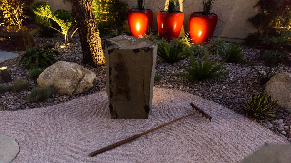Modelo de camino de jardín de secano de estilo zen pequeño en patio lateral con exposición reducida al sol y gravilla