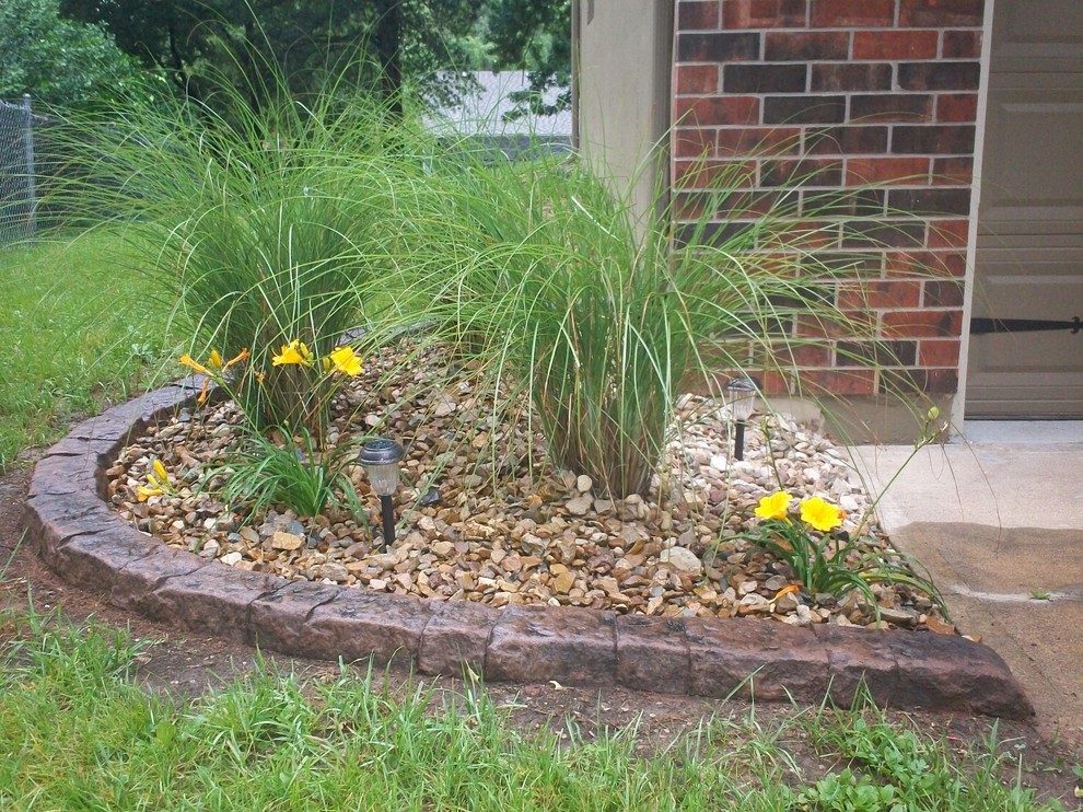 Design ideas for a traditional full sun concrete paver landscaping in Kansas City for spring.