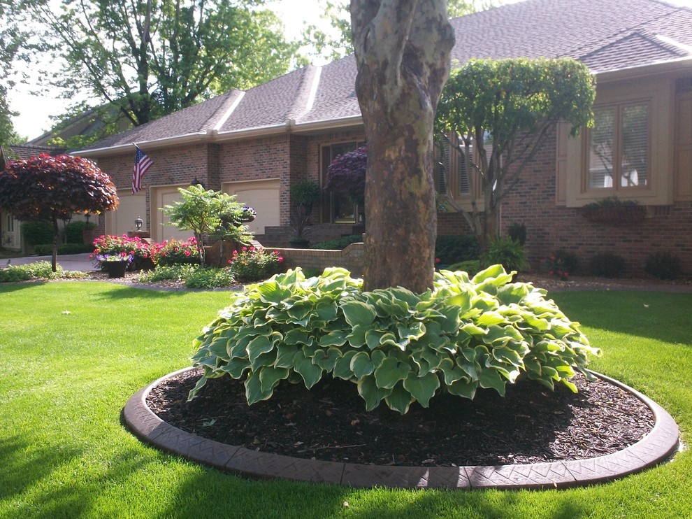 Design ideas for a traditional full sun concrete paver landscaping in Kansas City for spring.