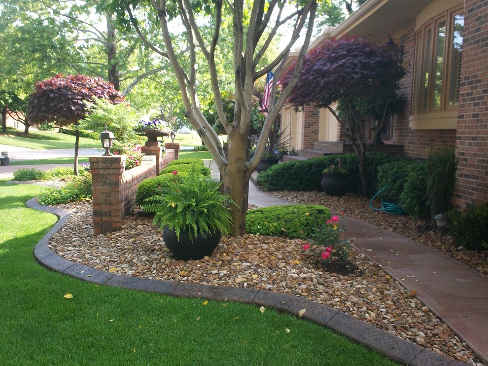 Пример оригинального дизайна: солнечный, весенний участок и сад в классическом стиле с хорошей освещенностью и мощением тротуарной плиткой