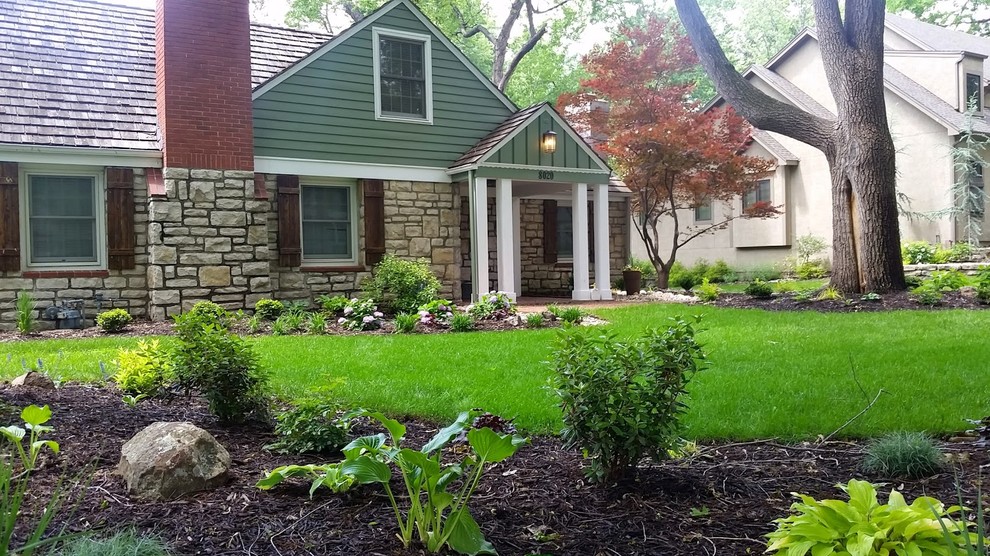 Foto di un giardino stile americano esposto a mezz'ombra di medie dimensioni e davanti casa in estate con pacciame e un ingresso o sentiero