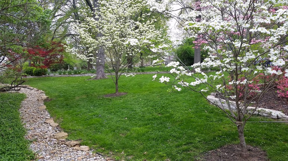 Mittelgroßer, Schattiger Klassischer Vorgarten im Frühling mit Mulch in Kansas City