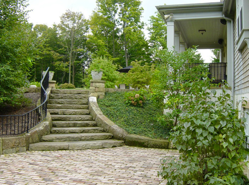 На фото: большой участок и сад на внутреннем дворе с покрытием из каменной брусчатки с