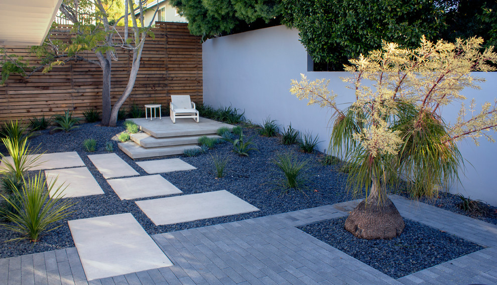 Kleiner, Halbschattiger Gartenweg im Sommer, hinter dem Haus mit Betonboden in Santa Barbara