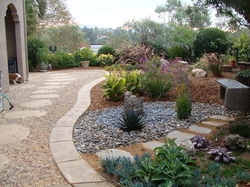 ロサンゼルスにある中くらいなトラディショナルスタイルのおしゃれな裏庭 (天然石敷き) の写真