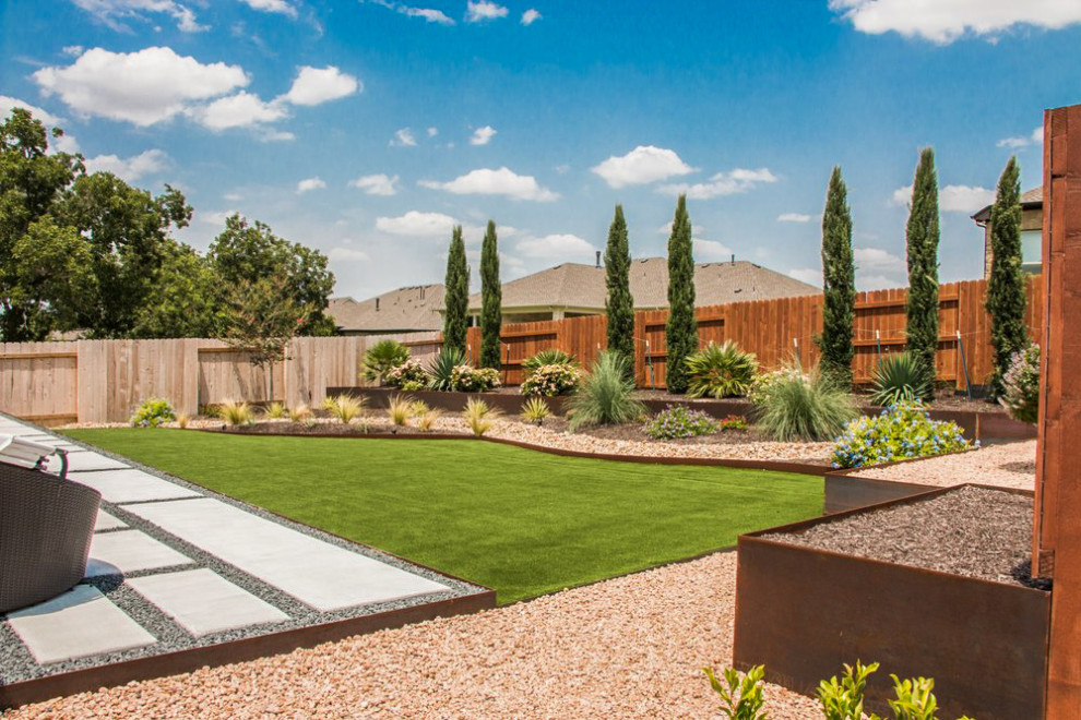 Idee per un grande giardino stile americano esposto in pieno sole dietro casa in estate con pavimentazioni in cemento