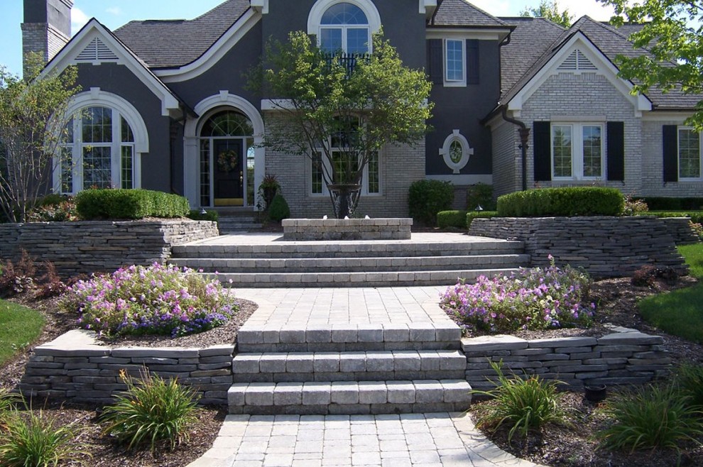 This is an example of a traditional front garden in Detroit with brick paving.
