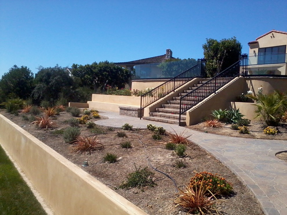 Modelo de jardín de secano contemporáneo de tamaño medio en ladera con exposición total al sol y adoquines de hormigón