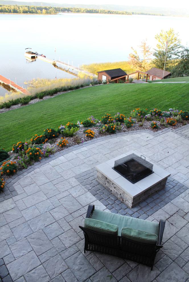 На фото: летний участок и сад среднего размера на заднем дворе в современном стиле с покрытием из каменной брусчатки и местом для костра