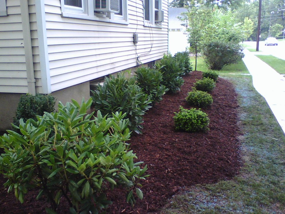 Design ideas for a traditional landscaping in New York.