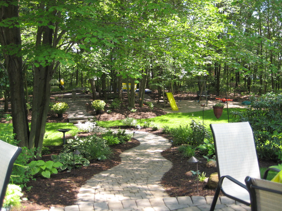 他の地域にある広いトラディショナルスタイルのおしゃれな裏庭 (庭への小道、半日向、コンクリート敷き	) の写真