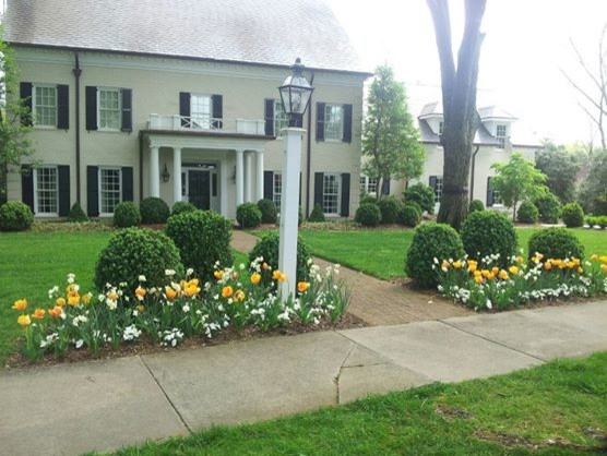 На фото: участок и сад на переднем дворе в классическом стиле с садовой дорожкой или калиткой с