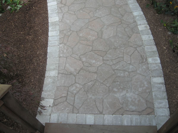 Diseño de camino de jardín clásico pequeño en patio lateral con adoquines de piedra natural