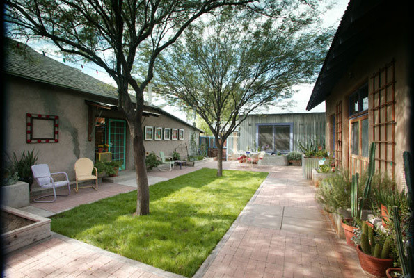 Eclectic courtyard full sun garden in Phoenix with an outdoor sport court and brick paving.