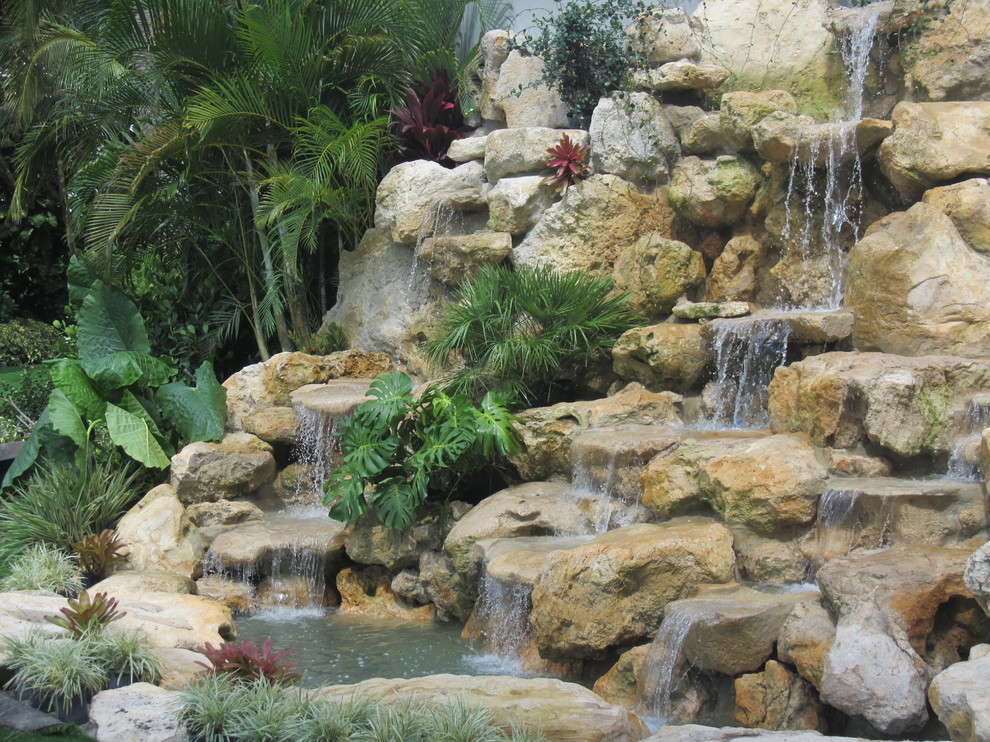 Garten hinter dem Haus mit Wasserspiel und direkter Sonneneinstrahlung in Miami