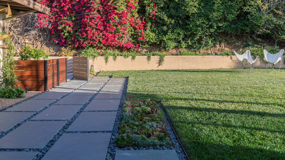 Foto de camino de jardín moderno extra grande en patio trasero con adoquines de hormigón y exposición total al sol