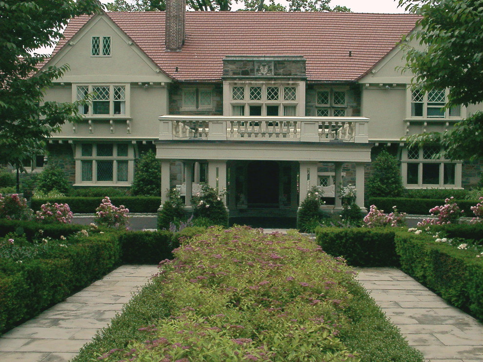 This is an example of a traditional front driveway garden in Philadelphia.