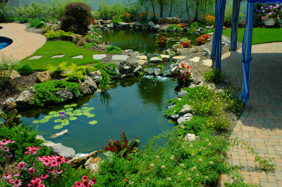 Design ideas for a traditional water fountain landscape in New York.