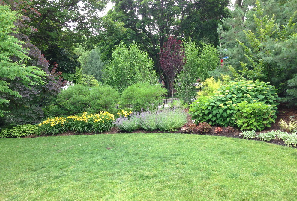 This is an example of a huge traditional full sun front yard landscaping in Chicago.