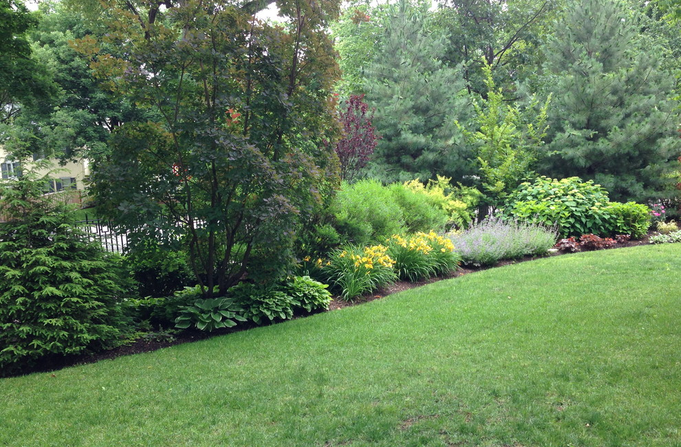 Design ideas for a huge traditional full sun front yard landscaping in Chicago.