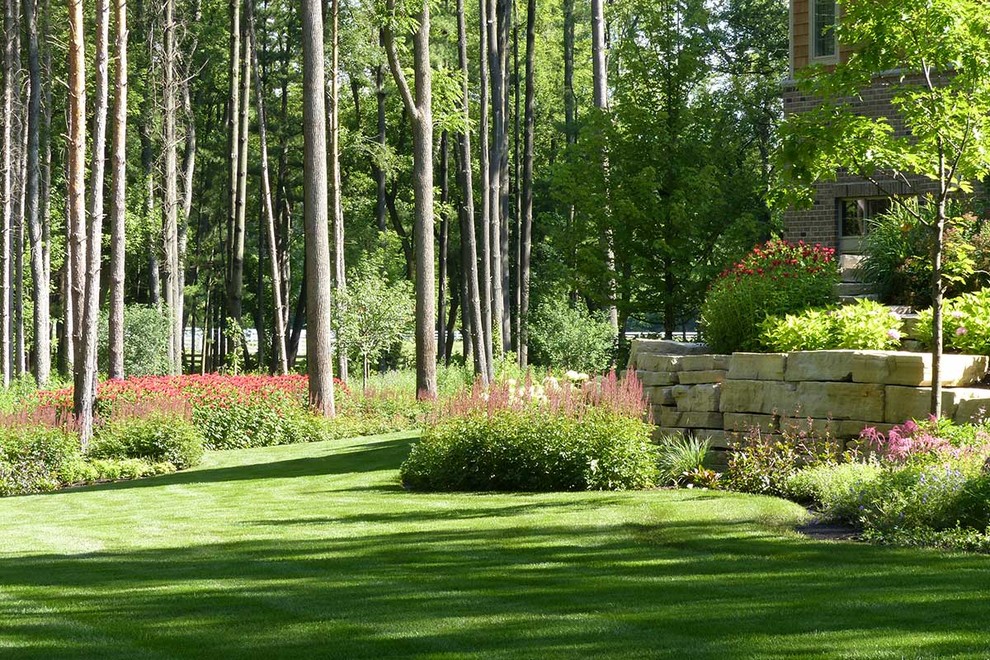 Idee per un grande giardino xeriscape country esposto a mezz'ombra dietro casa in estate con un muro di contenimento e pavimentazioni in pietra naturale