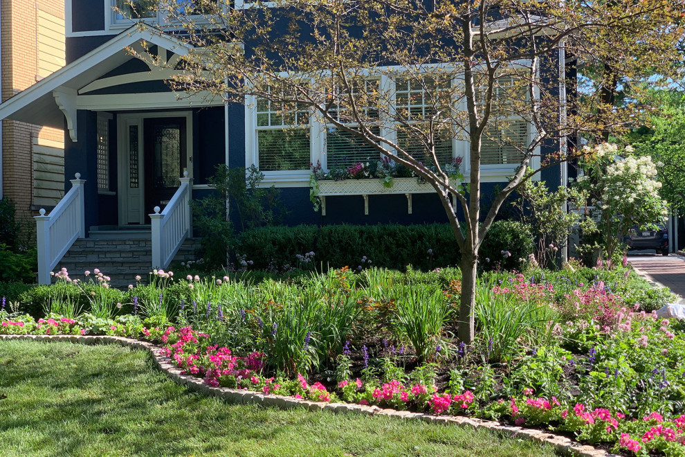 Inspiration för stora amerikanska formella trädgårdar i delvis sol blomsterrabatt och framför huset på sommaren