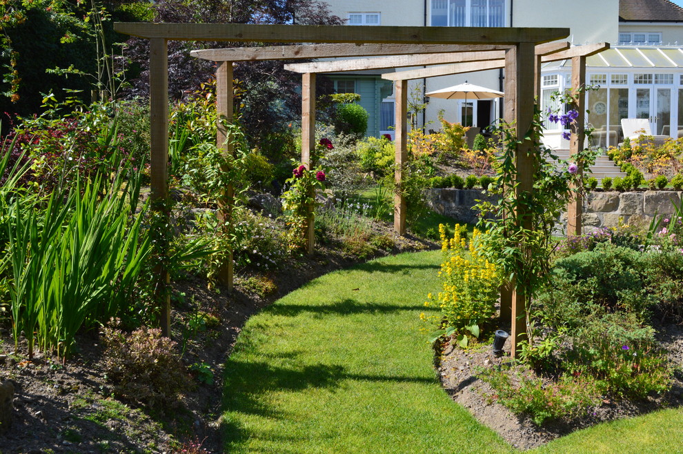 Idee per un grande giardino formale tradizionale esposto in pieno sole dietro casa