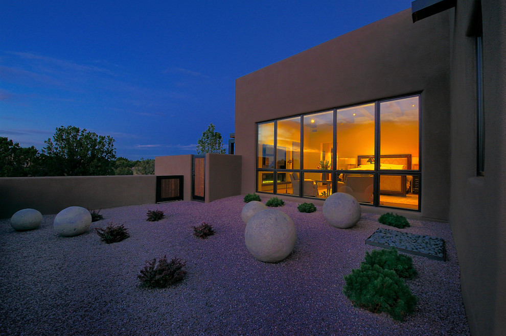 Immagine di un grande giardino american style esposto in pieno sole dietro casa con ghiaia