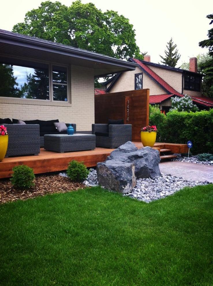 Kleiner Moderner Vorgarten mit Natursteinplatten in Edmonton