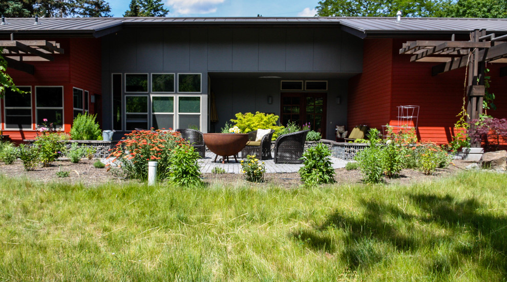 Modelo de jardín de secano contemporáneo grande en patio trasero con huerto