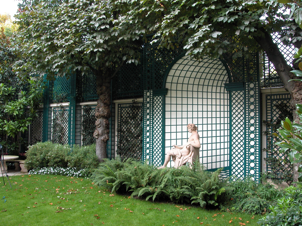 Cette photo montre un jardin arrière chic avec une exposition ombragée.