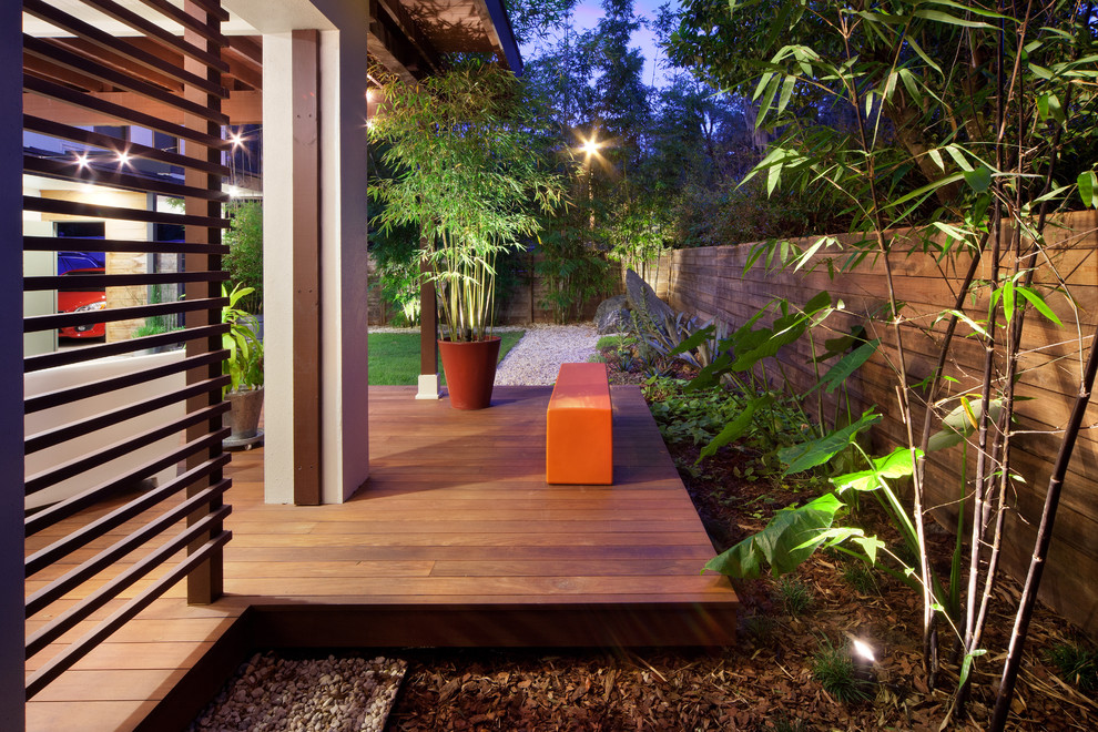 Идея дизайна: участок и сад среднего размера на заднем дворе в современном стиле с настилом и забором