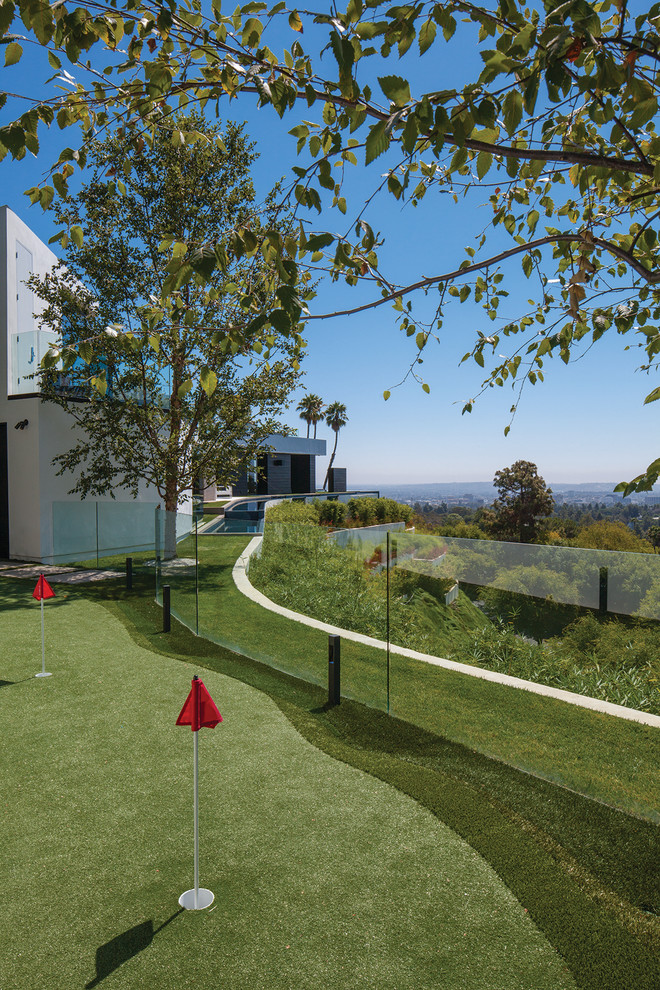 Geräumiger Moderner Garten hinter dem Haus mit Sportplatz, Rasenkanten und direkter Sonneneinstrahlung in Los Angeles
