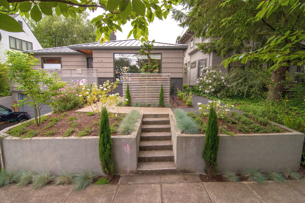 Geometrischer, Kleiner, Halbschattiger Mid-Century Garten im Winter mit Betonboden in Portland