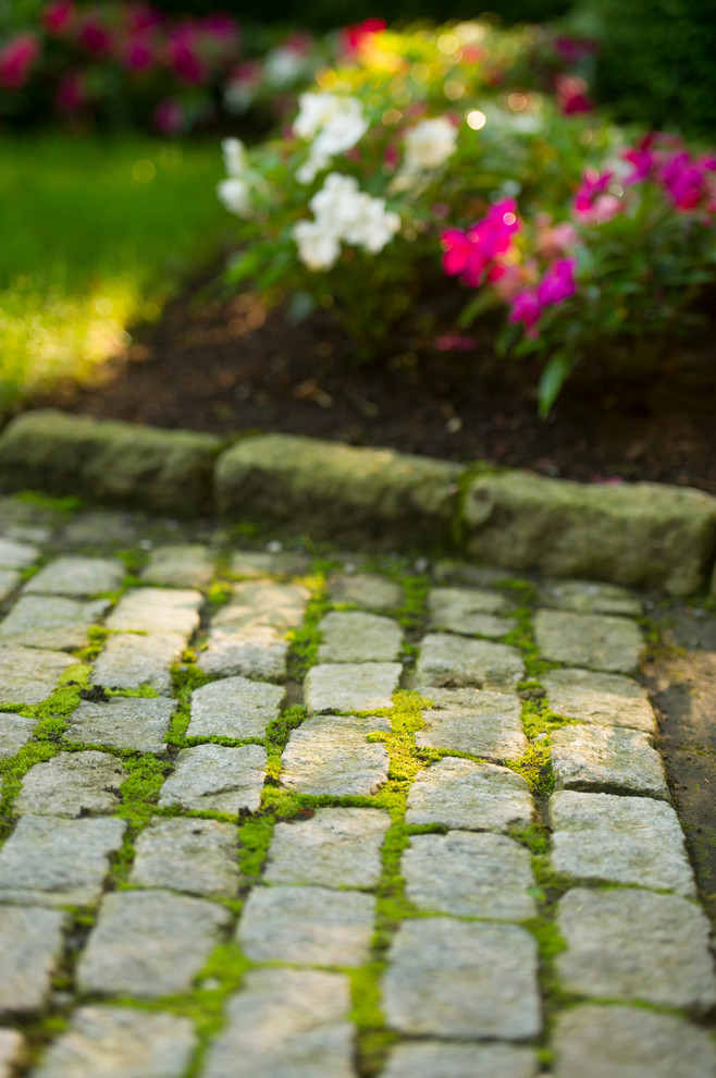 Imagen de camino de jardín tradicional extra grande en patio delantero con adoquines de piedra natural