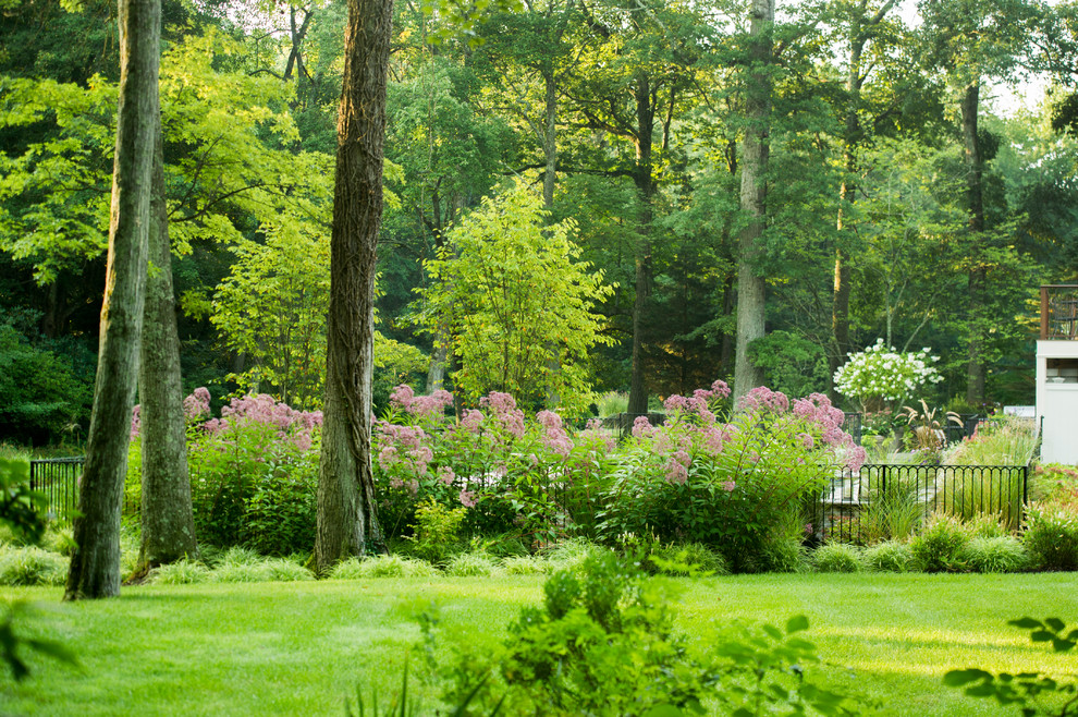 Immagine di un ampio giardino formale chic esposto a mezz'ombra dietro casa con pavimentazioni in pietra naturale