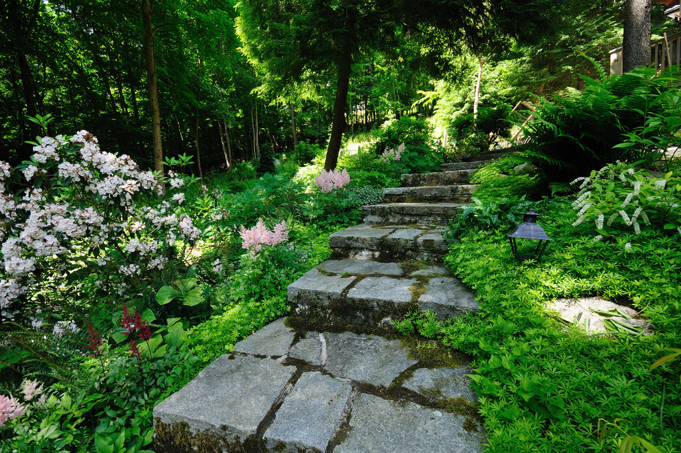 Стильный дизайн: тенистый регулярный сад среднего размера на заднем дворе в стиле рустика с садовой дорожкой или калиткой и покрытием из каменной брусчатки - последний тренд