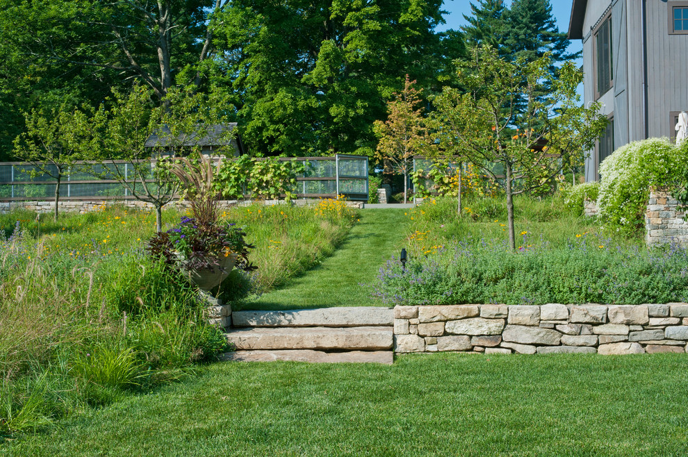 Стильный дизайн: огромный участок и сад на боковом дворе в современном стиле - последний тренд