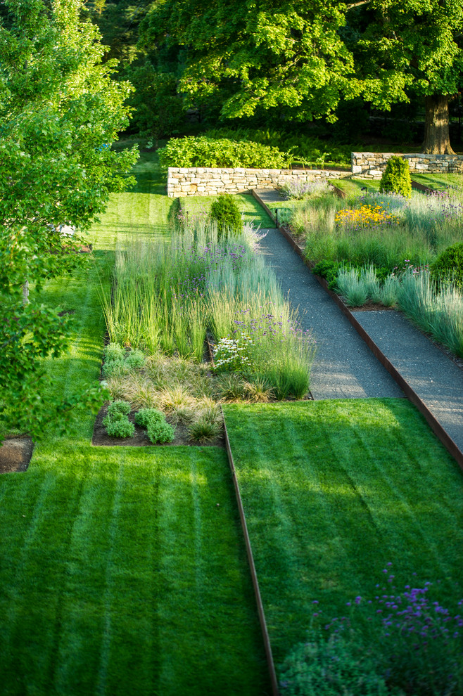 Geometrischer, Mittelgroßer, Halbschattiger Moderner Garten hinter dem Haus mit Betonboden in New York