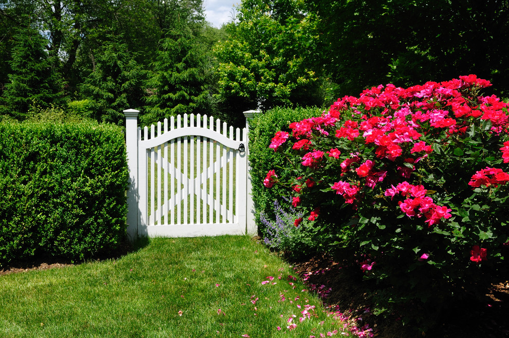 Immagine di un giardino country esposto in pieno sole dietro casa e di medie dimensioni con un ingresso o sentiero