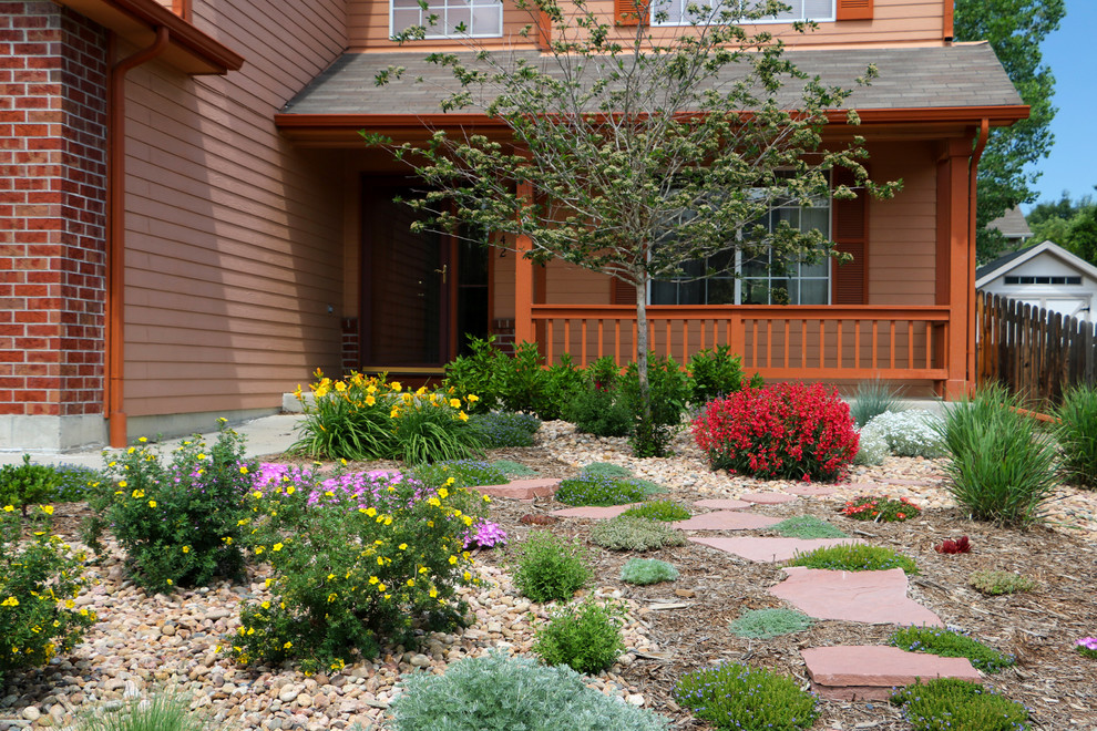 Foto di un giardino xeriscape stile americano esposto in pieno sole di medie dimensioni e davanti casa in estate con un ingresso o sentiero e pavimentazioni in pietra naturale