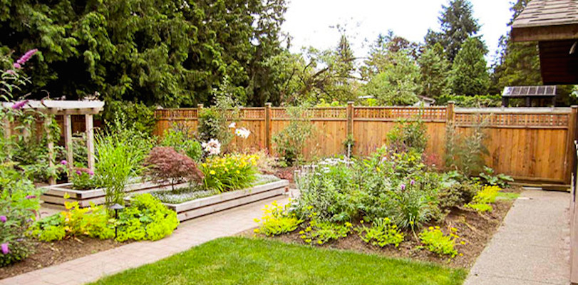 Стильный дизайн: большой солнечный регулярный сад на заднем дворе в классическом стиле с растениями в контейнерах, хорошей освещенностью и мощением тротуарной плиткой - последний тренд