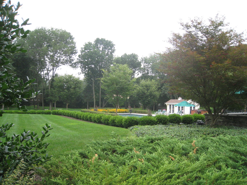 Идея дизайна: участок и сад среднего размера в классическом стиле
