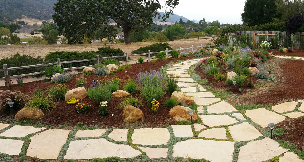 Geräumiger Moderner Gartenweg hinter dem Haus, im Frühling mit direkter Sonneneinstrahlung und Natursteinplatten in Santa Barbara