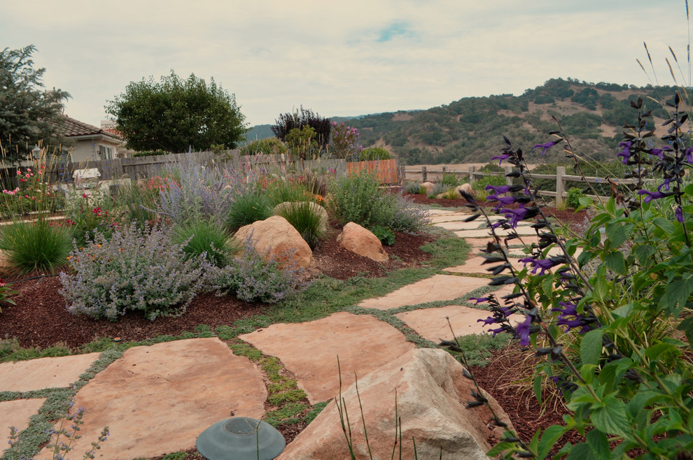 Cette photo montre un grand jardin arrière tendance avec une exposition ensoleillée et des pavés en pierre naturelle.