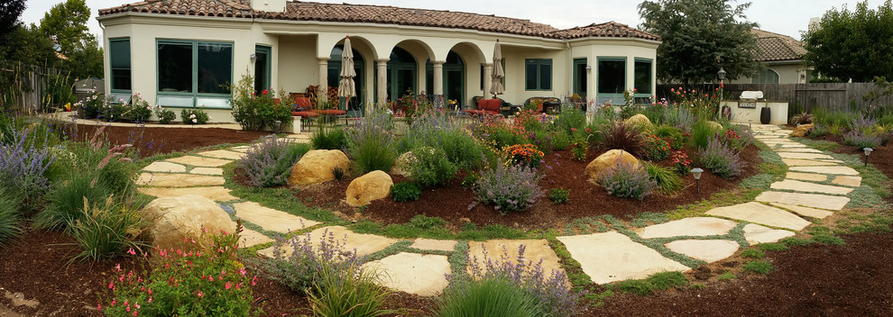 Großer Moderner Gartenweg hinter dem Haus, im Frühling mit direkter Sonneneinstrahlung und Natursteinplatten in Santa Barbara