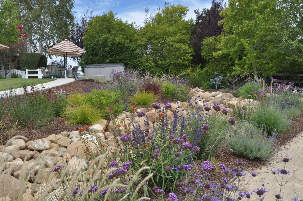 Idées déco pour un grand jardin arrière contemporain au printemps avec une exposition ensoleillée et du gravier.